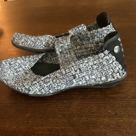 Stylish Black and White Flats - Picture 2 of 5